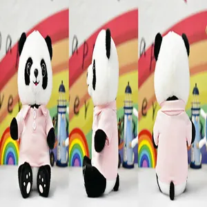 Voor-, zij- en achteraanzicht van een schattige panda knuffel met een roze poloshirt
