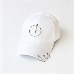 Primo piano di cappellino da baseball bianco con ciondolo aereo e anelli metallici