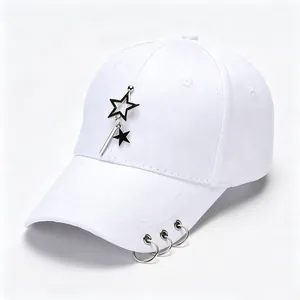 Cappellino da baseball bianco con stelle in metallo e anelli argentati sulla visiera