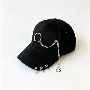 Primo piano di un cappellino da baseball nero con anelli in metallo e dettagli catena