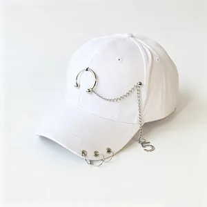 Vista dettagliata di un cappello da baseball bianco con anelli metallici e catenella