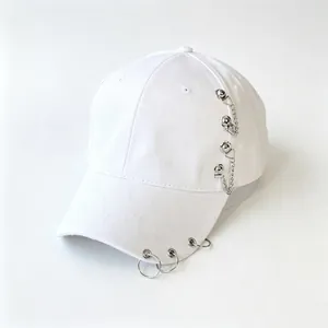 Elegante cappello da baseball bianco streetwear con anelli e catene in metallo argento.