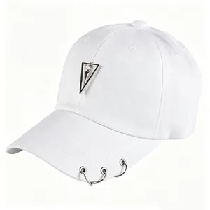 Dettaglio di un cappello da baseball bianco con triangolo e anelli in metallo