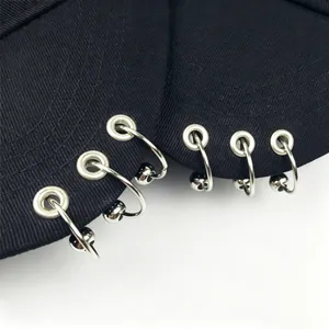 Dettaglio della visiera del cappello da baseball nero con anelli in metallo argento