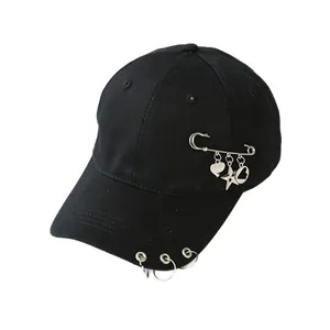 Elegante cappellino da baseball nero con spilla da balia punk e ciondoli ad anello decoro