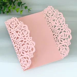 Vista dettagliata del motivo floreale rosa tagliato al laser sulla copertina dell'invito