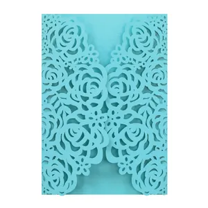 Dettaglio di un elegante biglietto d'invito per matrimonio blu con rose al laser.