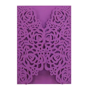Elegante biglietto invito matrimonio viola rosa tagliato laser con motivi floreali