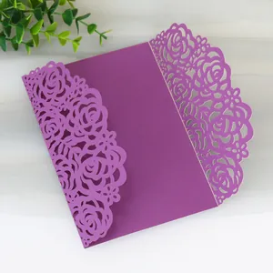 Dettaglio di un'elegante partecipazione di nozze viola con rose intagliate al laser