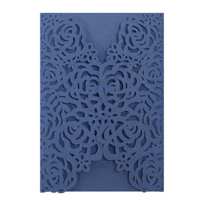 Dettaglio degli intricati motivi di rose tagliati al laser sulla partecipazione blu