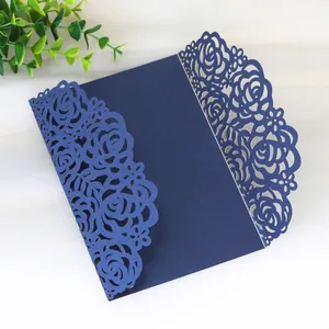 Dettaglio dell'invito a nozze blu navy con rose tagliate al laser e finitura perlata.