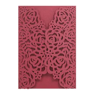 Elegante invito a rosa bordeaux tagliato al laser in carta perlata di alta qualità.