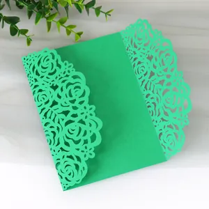Vista dettagliata dell'intricato motivo a rosa tagliato al laser su invito verde