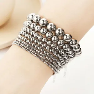 Vista dettagliata di bracciali in grani di acciaio inossidabile argento su un polso