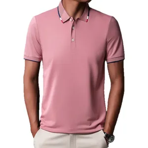 Detalle de polo rosa para hombre con ribete de cuello a rayas azul marino y rojo