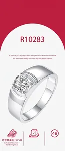 Vista dettagliata di un anello da uomo in argento sterling S925 con moissanite rotonda