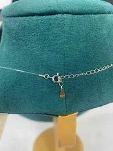 Nahaufnahme des S925 Sterlingsilber Stempels und Verschlusses der unsichtbaren Kette