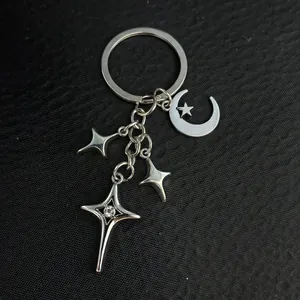 Portachiavi creativo in lega con stella e luna su sfondo nero testurizzato per borsa