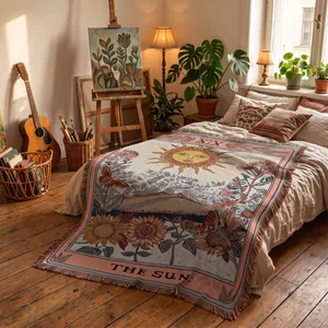 Vue détaillée de la couverture tissée bohème avec un design de carte de tarot soleil