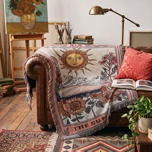 Gros plan sur le tissage complexe de la couverture décorative bohème Soleil Tarot