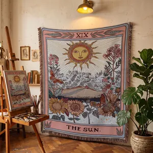 Couverture de tapisserie tissée bohème avec motif de tarot du soleil dans un atelier.