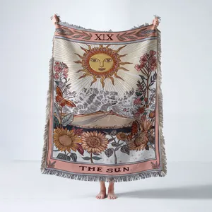 Vue d'ensemble complète d'une couverture tissée bohème tarot le soleil à franges