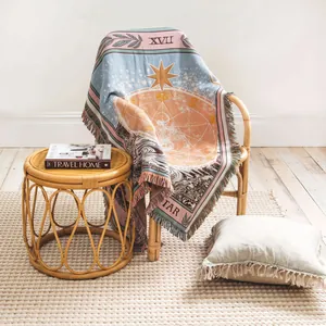 Détail d'une couverture tissée bohème avec motif étoile de tarot sur une chaise