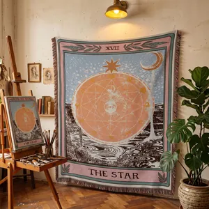 Couverture tissée tarot The Star suspendue dans un studio au style bohème artistique