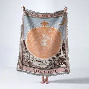 Vue détaillée d'une couverture tissée bohème avec le motif Tarot Star XVII et franges.