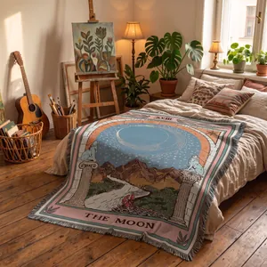 Vue détaillée d'une couverture tissée bohème avec le motif de tarot La Lune sur un lit