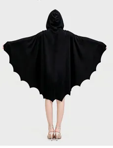 Vue arrière détaillée d'une cape de chauve-souris noire à capuche pour le cosplay