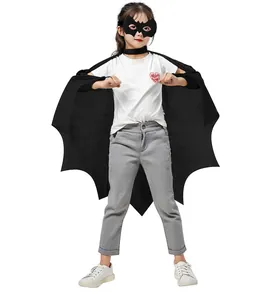 Détail du costume de cape de chauve-souris d'Halloween pour enfant avec masque et choker
