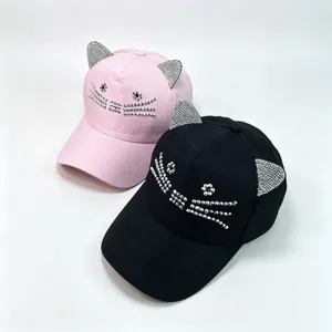 Detailansicht von stylischen Katzenohr-Baseballkappen mit Strass-Schnurrhaaren in Pink und Schwarz
