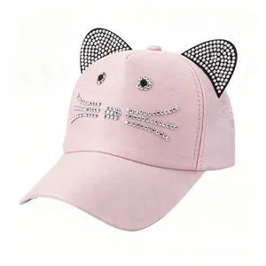 Detaillierte Nahaufnahme einer rosa Katzenohren-Kappe mit funkelnden Strass-Schnurrhaaren