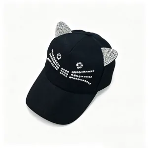 Detailaufnahme einer schwarzen Baseballkappe mit Katzenohren aus Strass