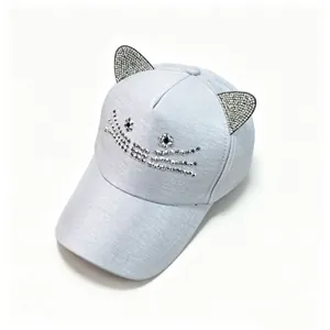 Hellgraue Baseballkappe mit funkelnden Strass-Katzenohren und Schnurrbart-Designmuster
