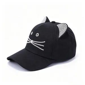 Detail einer schwarzen Baseballkappe mit Strass-Katzenohren und Schnurrbart-Motiv.