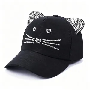 Detailansicht einer schwarzen Baseballkappe mit glitzernden Katzenohren und Schnurrhaaren