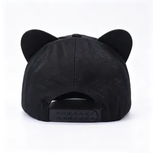 Rückansicht einer stylischen schwarzen Baseballkappe mit Katzenohren und Snapback-Verschluss hinten