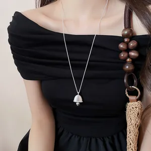 Collier élégant avec pendentif cloche en argent et détail cœur pour femme, robe noire
