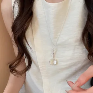 Collier en argent minimaliste avec pendentif étoile et poisson sur un mannequin