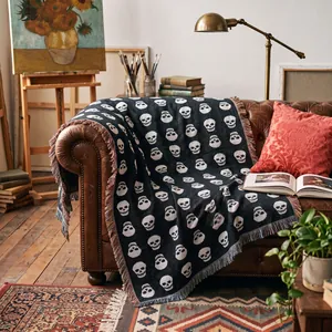 Couverture tissée à motif tête de mort sur un canapé en cuir vintage dans un studio
