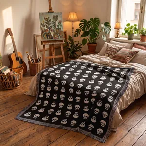 Vue détaillée de la couverture tissée bohème noire à tête de mort avec franges.