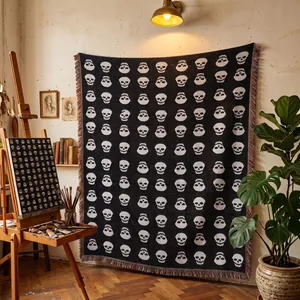 Vue détaillée d'une couverture tissée noire et blanche à motif de crâne dans un studio