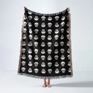 Vue complète d'une couverture tissée de haute qualité à motif de crâne avec des franges