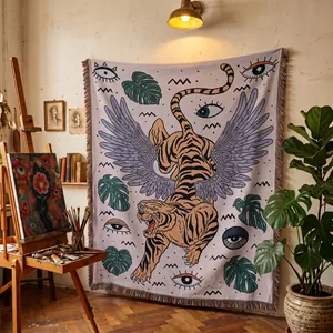 Couverture en tapisserie tissée bohème avec tigre ailé exposée dans un atelier