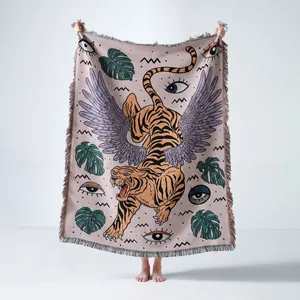Détail montrant le motif complet d'une couverture tissée avec tigre ailé et yeux