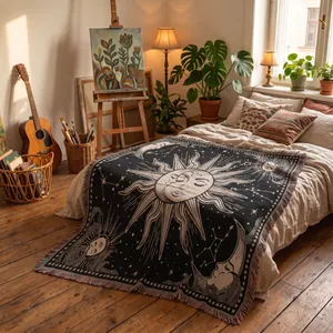 Coperta tessuta bohémien con sole e luna utilizzata come accogliente copriletto