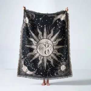 Coperta tessuta bohémien con motivo celeste sole e luna in bianco e nero e frange ai bordi