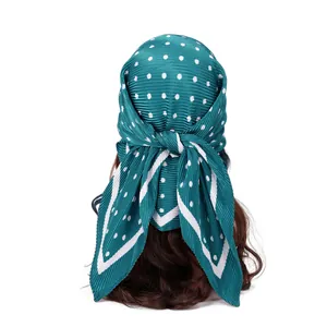 Vue arrière d'un foulard en satin plissé bleu sarcelle à pois blanc pour femmes